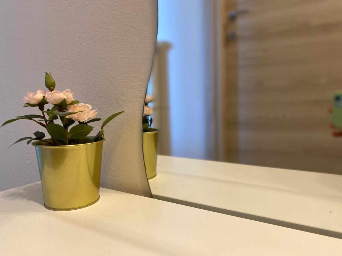 Flowers & Garden Apartment Con Vista Lago Manerba del Garda Exterior foto