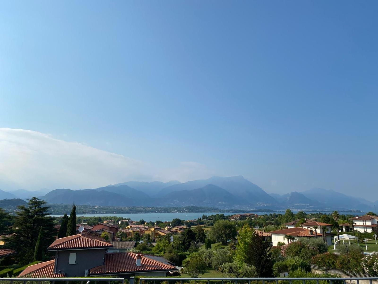 Flowers & Garden Apartment Con Vista Lago Manerba del Garda Exterior foto