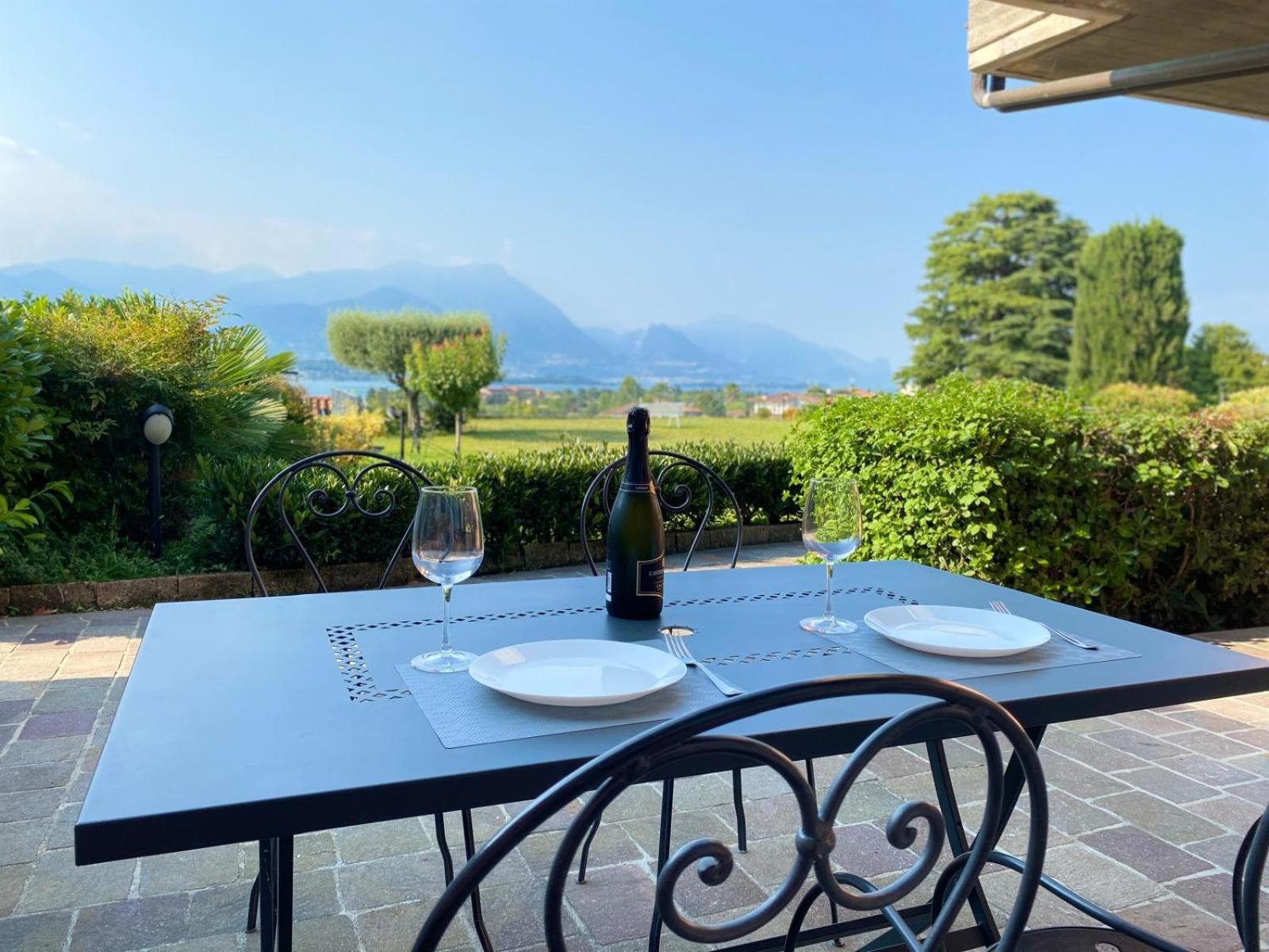 Flowers & Garden Apartment Con Vista Lago Manerba del Garda Exterior foto