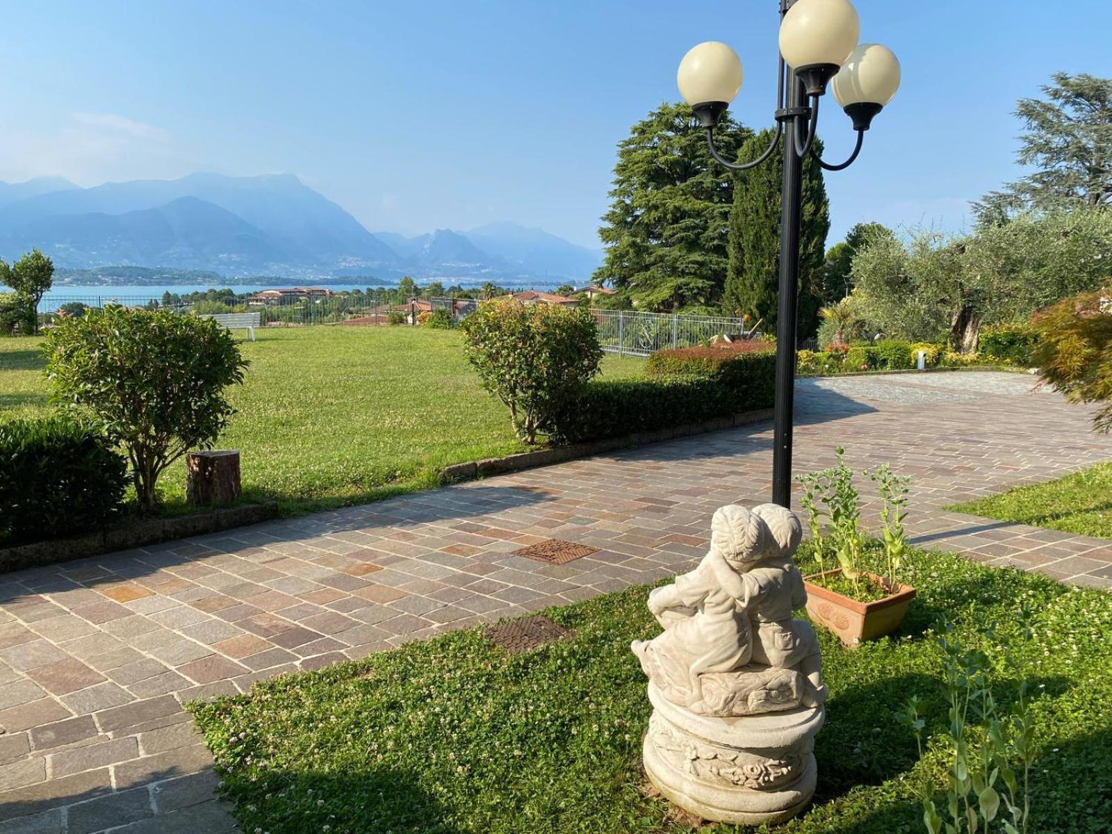 Flowers & Garden Apartment Con Vista Lago Manerba del Garda Exterior foto